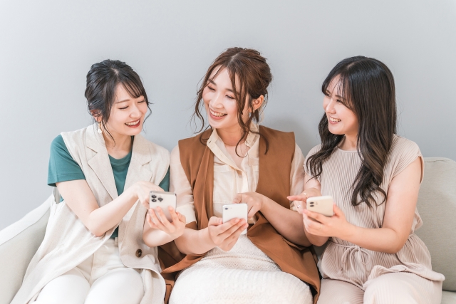 SNSを検索している女性たちの画像
