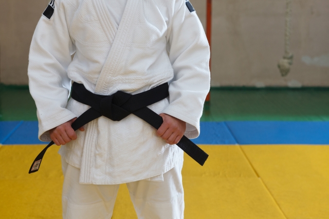 柔道着の帯を締めている画像