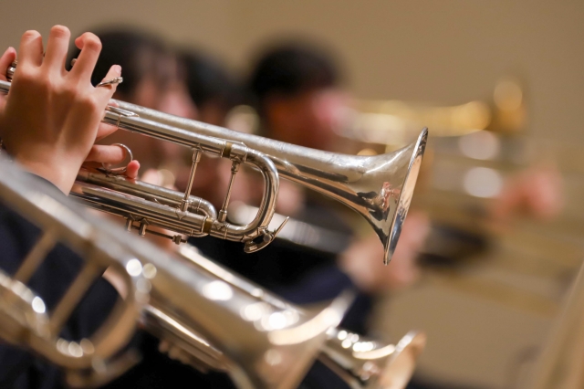 トウランペットを演奏する学生の画像