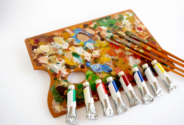 絵を描くための絵具とパレットがひろがっている画像
