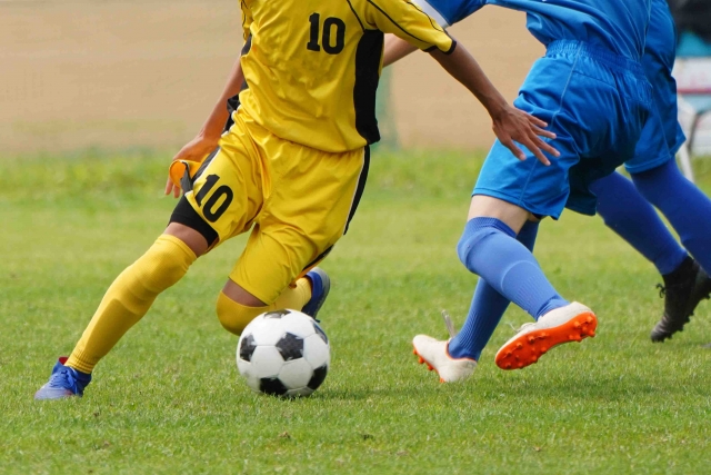 サッカーの試合をしている画像