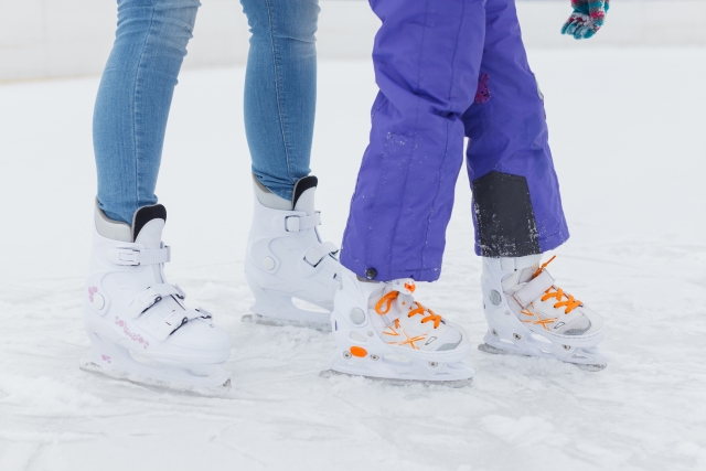 家族でスケートをしている画像