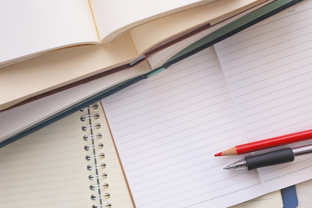 勉強のためにノートを広げている画像