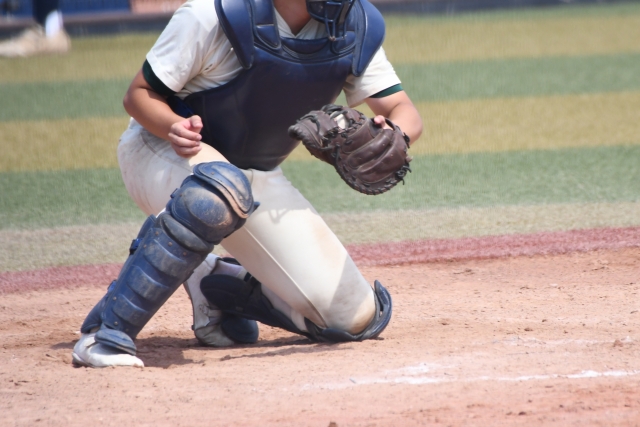 野球の試合でキャッチャーがボールを捕球する画像
