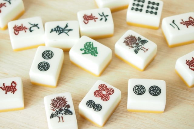 麻雀牌が卓上に散らばっている画像