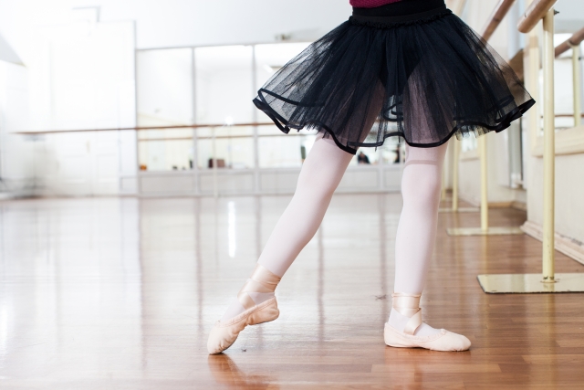バレエの練習をする女の子