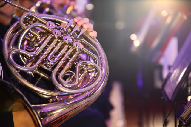 ホルンを演奏している画像