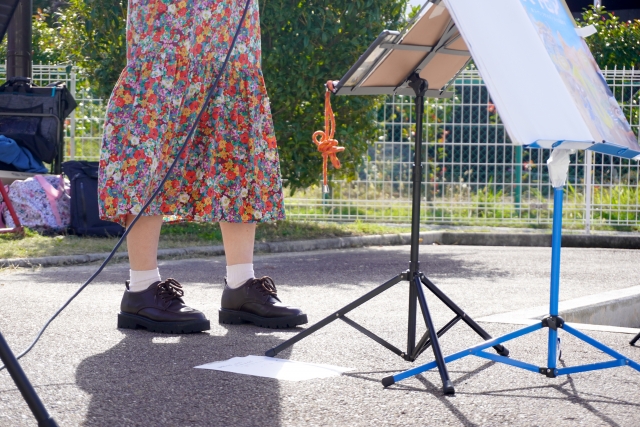 路上ライブをする女の子の画像