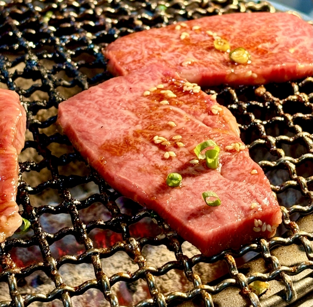 焼肉を焼いている画像