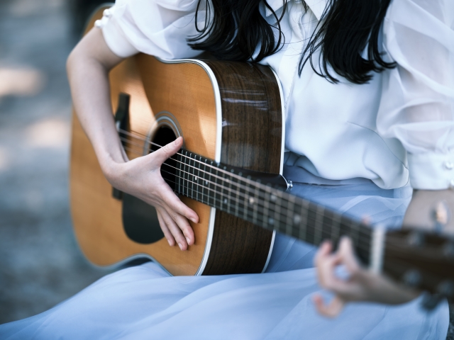 ギターを演奏する女性の画像