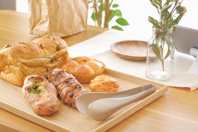 パン屋でパンが並んでいる画像