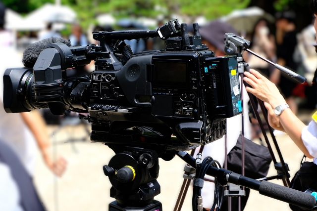 撮影機器を使っている画像