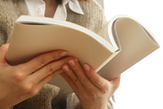 本を読む女性の画像