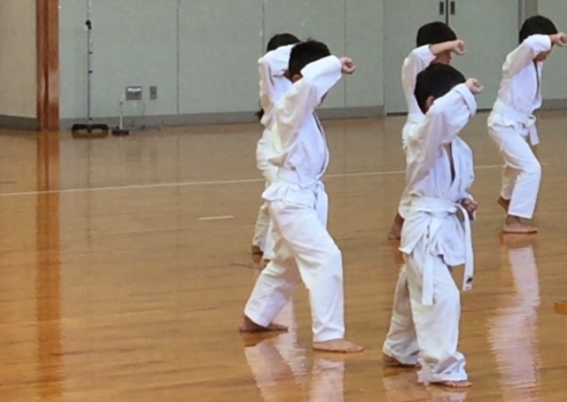 空手の練習をする子供達の画像