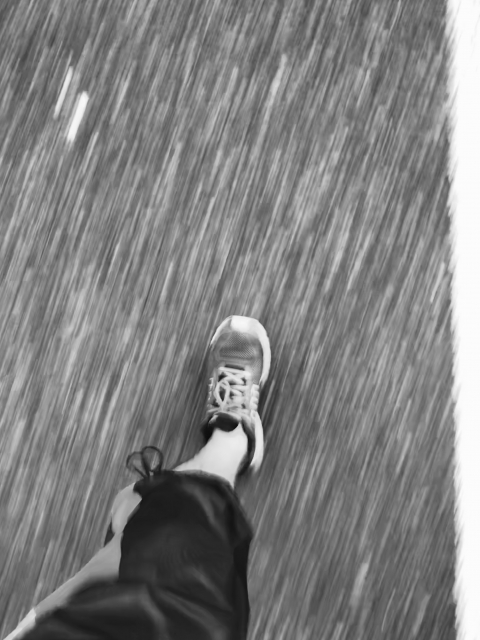 室内でダンスを踊っている足元の画像