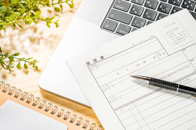 履歴書を書いて応募している画像