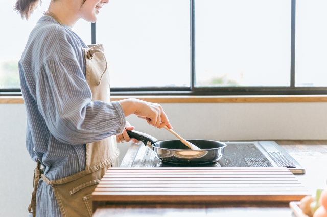 料理をする女性の画像